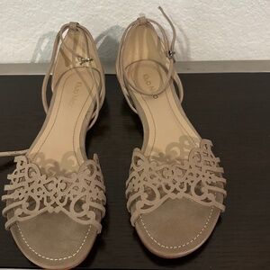 Delicate beige sandal